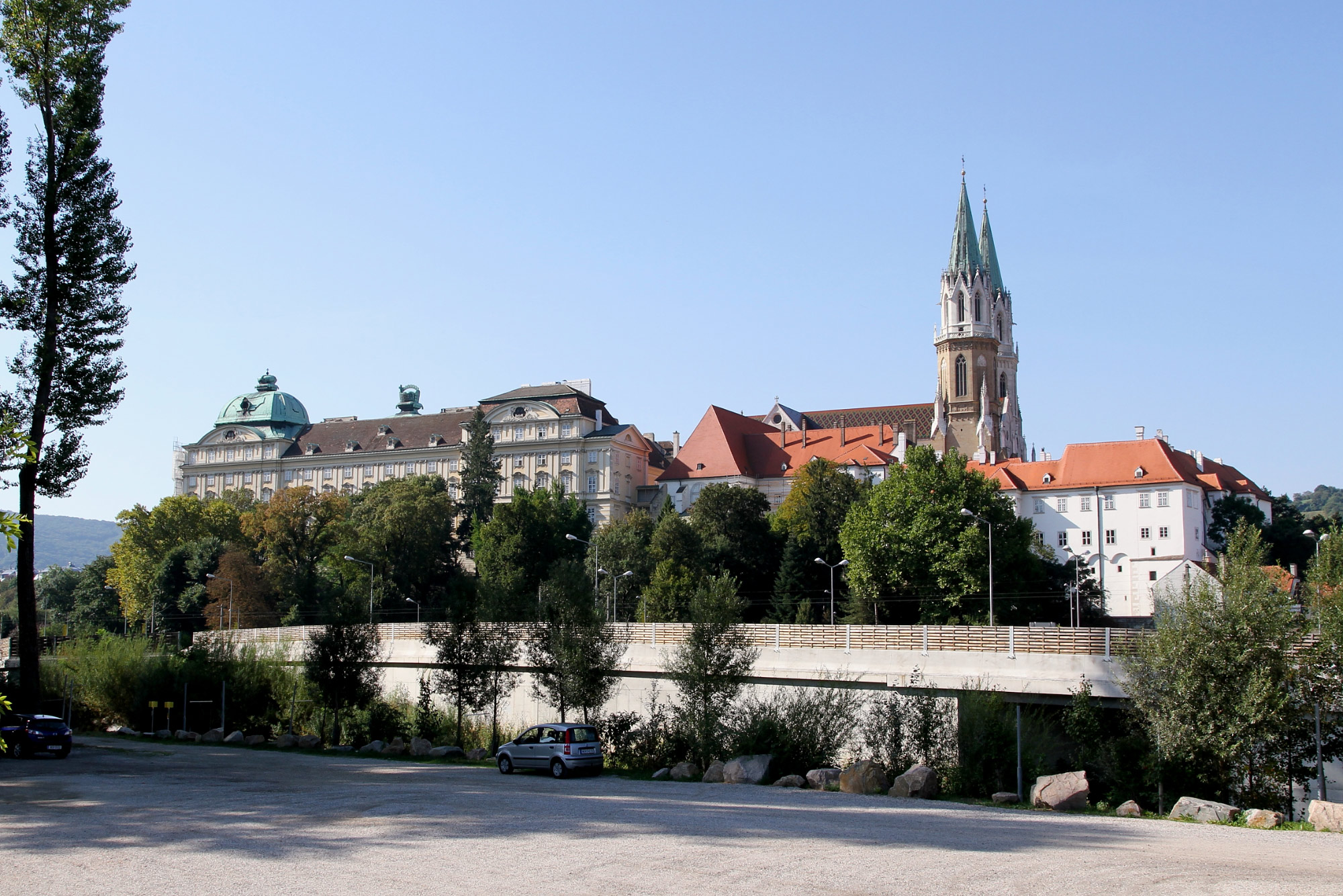 Klosterneuburg (Photo license: CC-BY-SA 4.0)